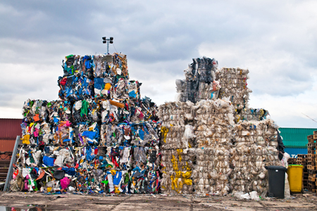 Een gigantische hoeveelheid samengeperst plastic afval, klaar voor hergebruik als grondstof
